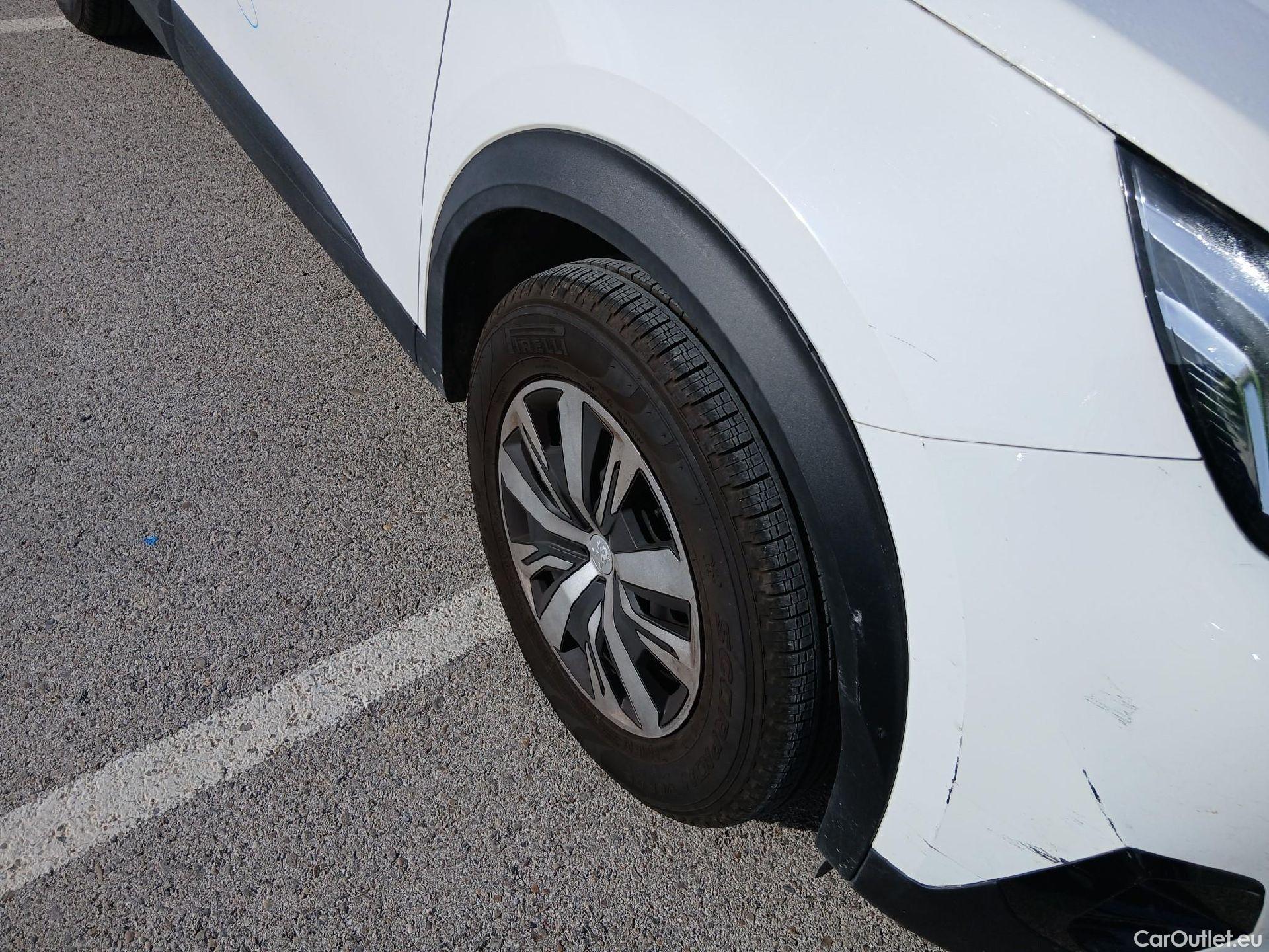  Peugeot  2008 PEUGEOT  / 2019 / 5P / todoterreno Active Puretech 100 S&S BVM6 #36