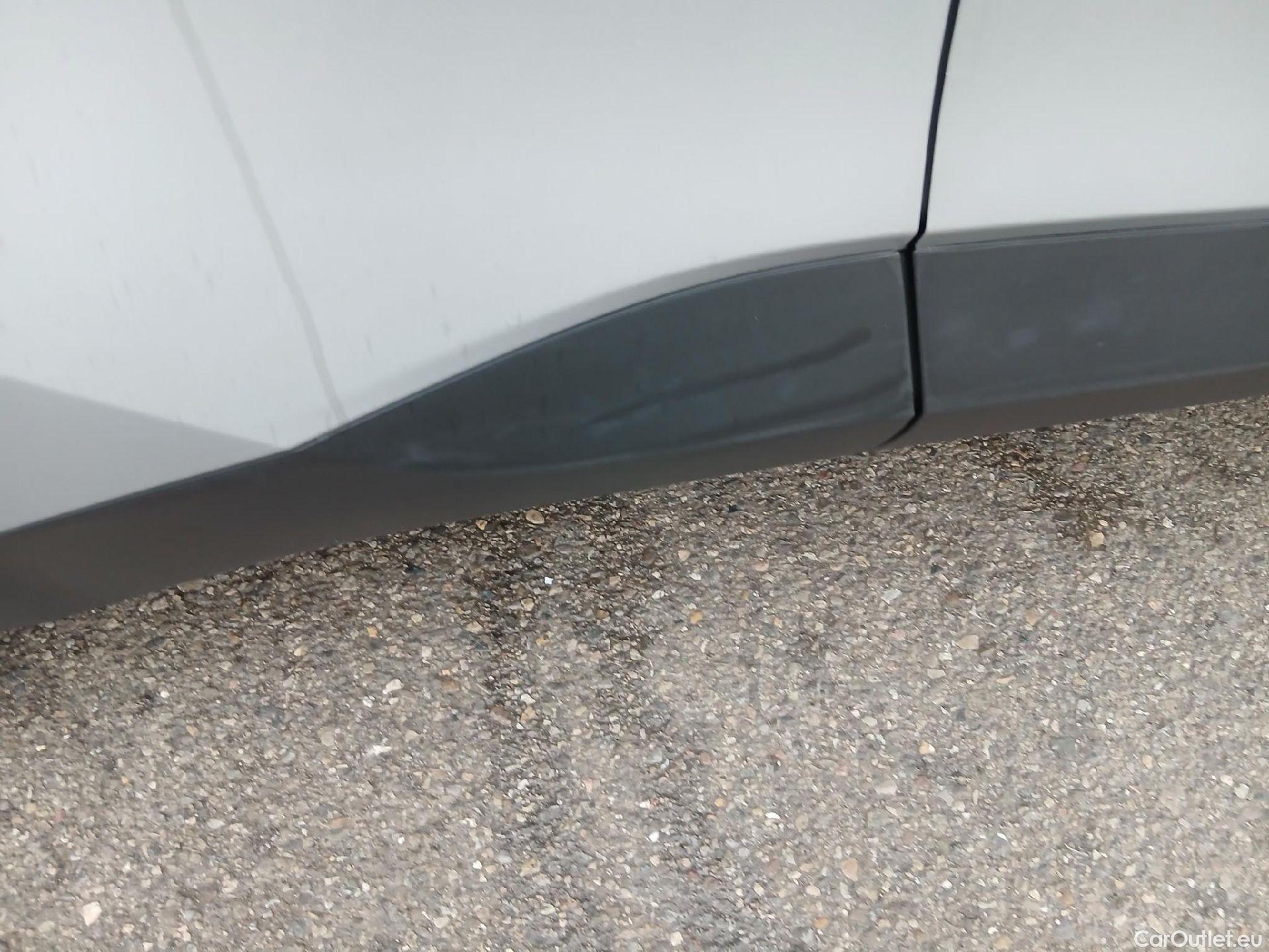  Land Rover  Discovery TOYOTA C-HR / 2023 / 5P / todoterreno 2.0 200H Advance #7