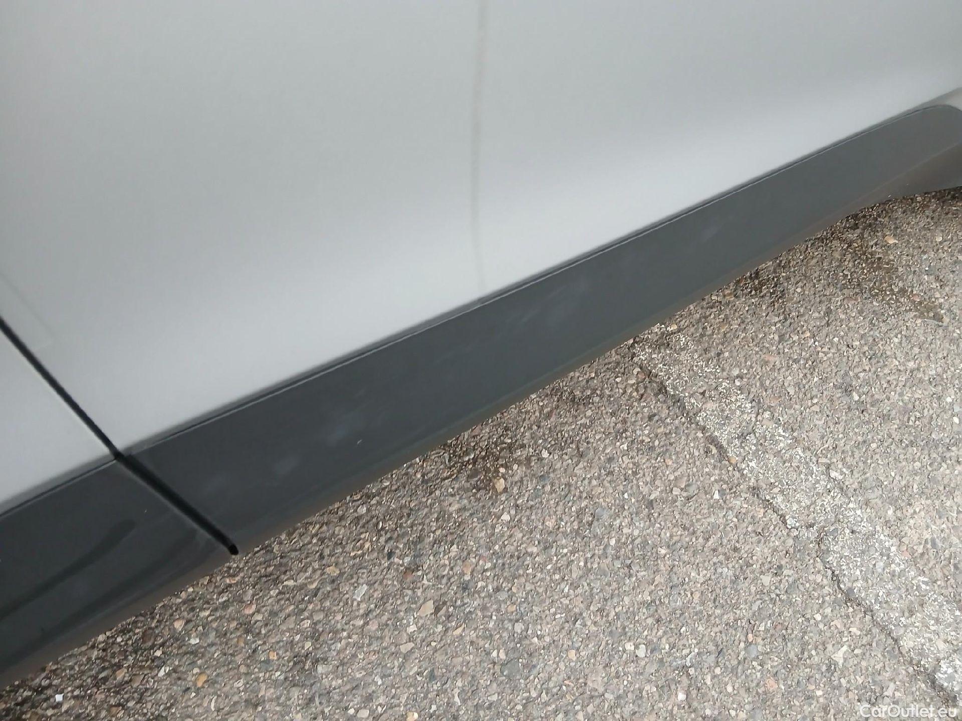  Land Rover  Discovery TOYOTA C-HR / 2023 / 5P / todoterreno 2.0 200H Advance #9