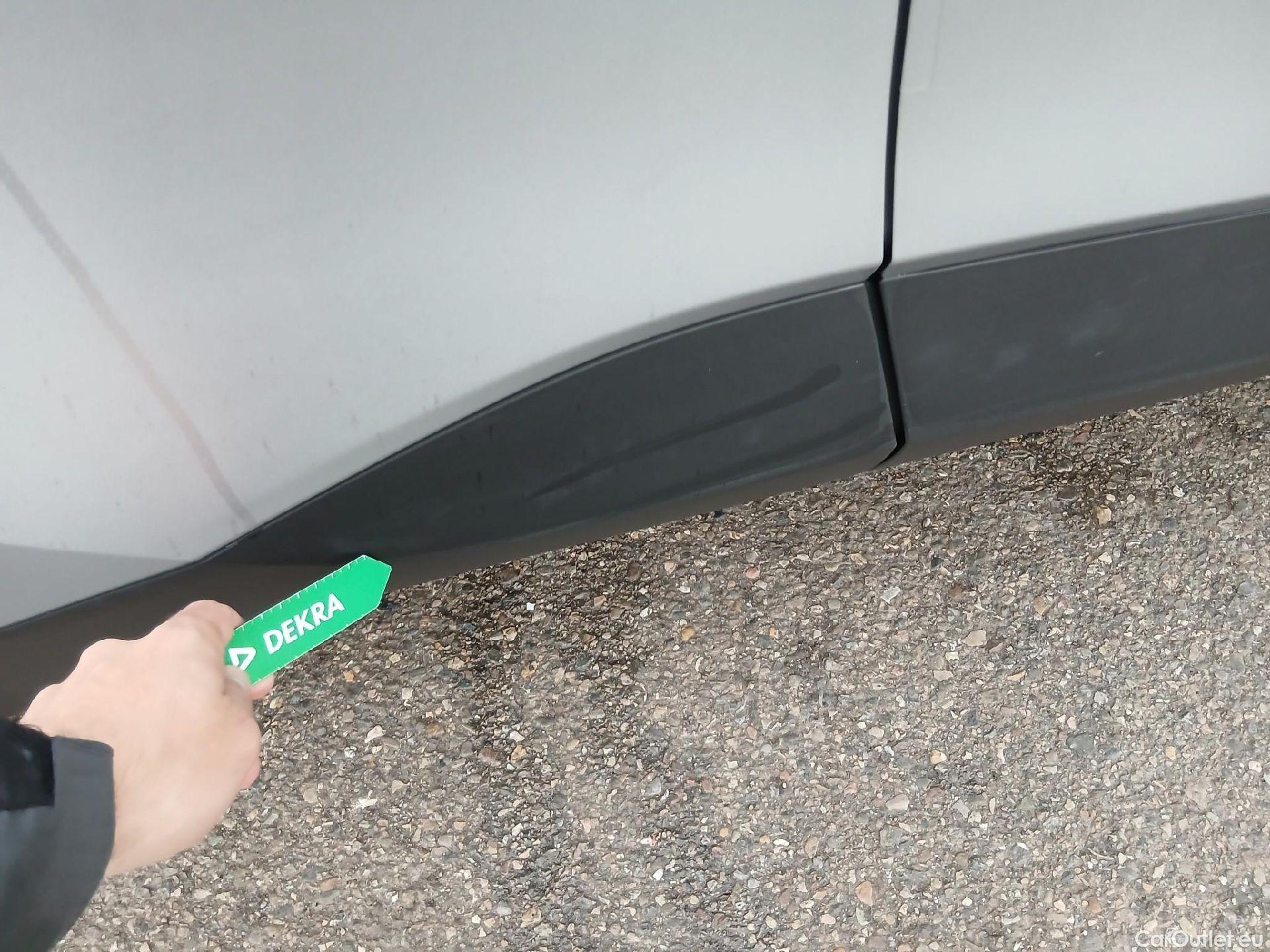  Land Rover  Discovery TOYOTA C-HR / 2023 / 5P / todoterreno 2.0 200H Advance #8