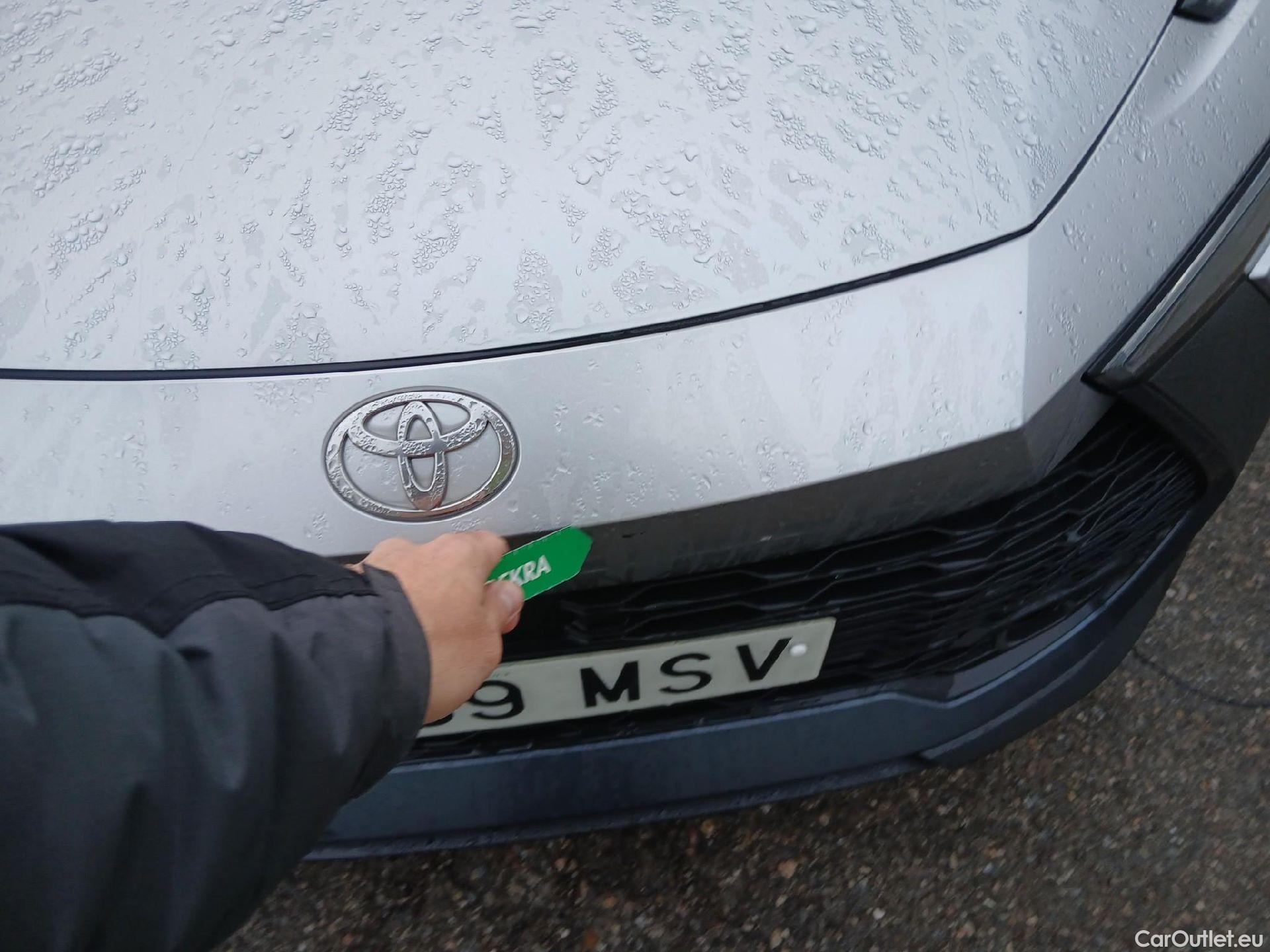  Land Rover  Discovery TOYOTA C-HR / 2023 / 5P / todoterreno 2.0 200H Advance #1