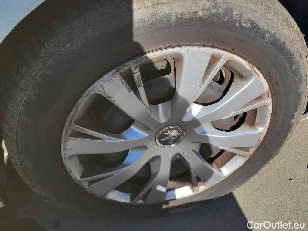  Peugeot  208 PEUGEOT  / 2019 / 5P / berlina con portón BlueHDi 73kW (100CV) Active #32