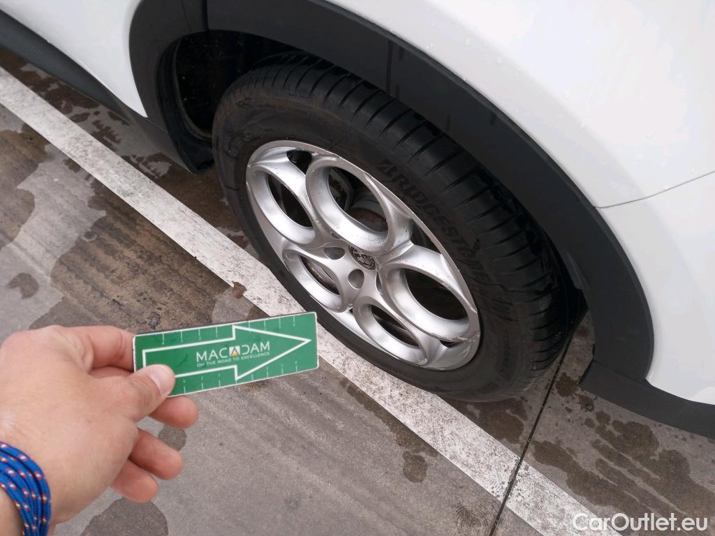  Alfa Romeo  TONALE Alfa Romeo  / 2022 / 5P / todoterreno 1.5 MHEV GASOLINA 130 CV SPRINT FWD #4