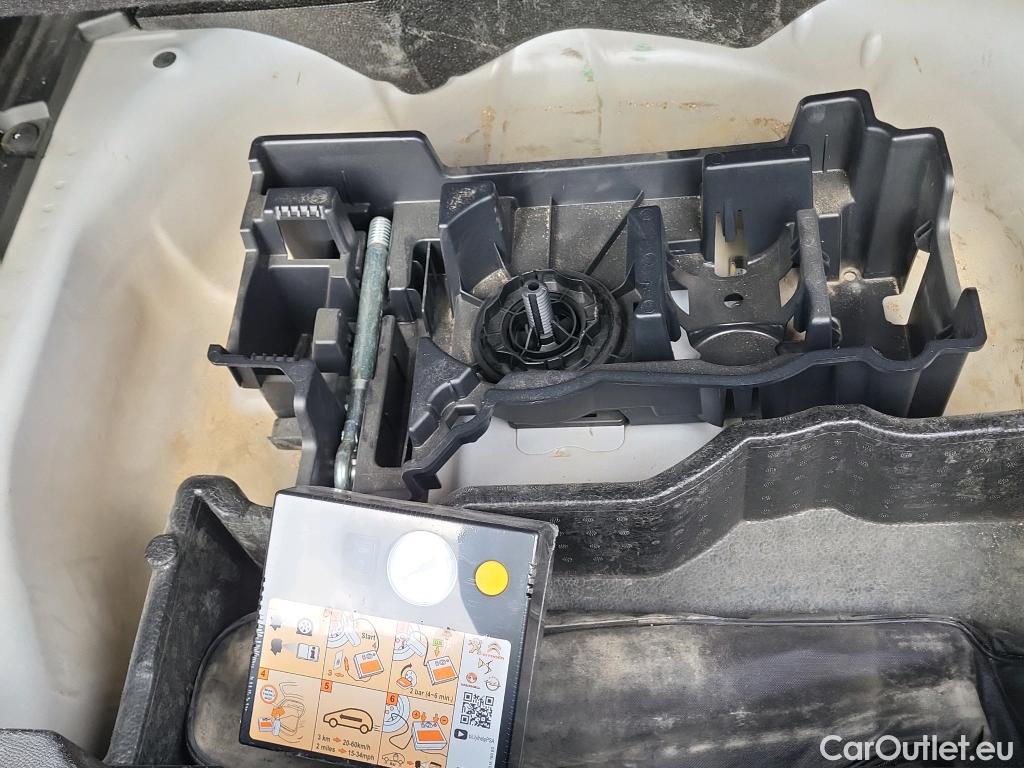  Peugeot  2008 PEUGEOT  / 2019 / 5P / todoterreno Allure BlueHDI 81kW (110CV) #9