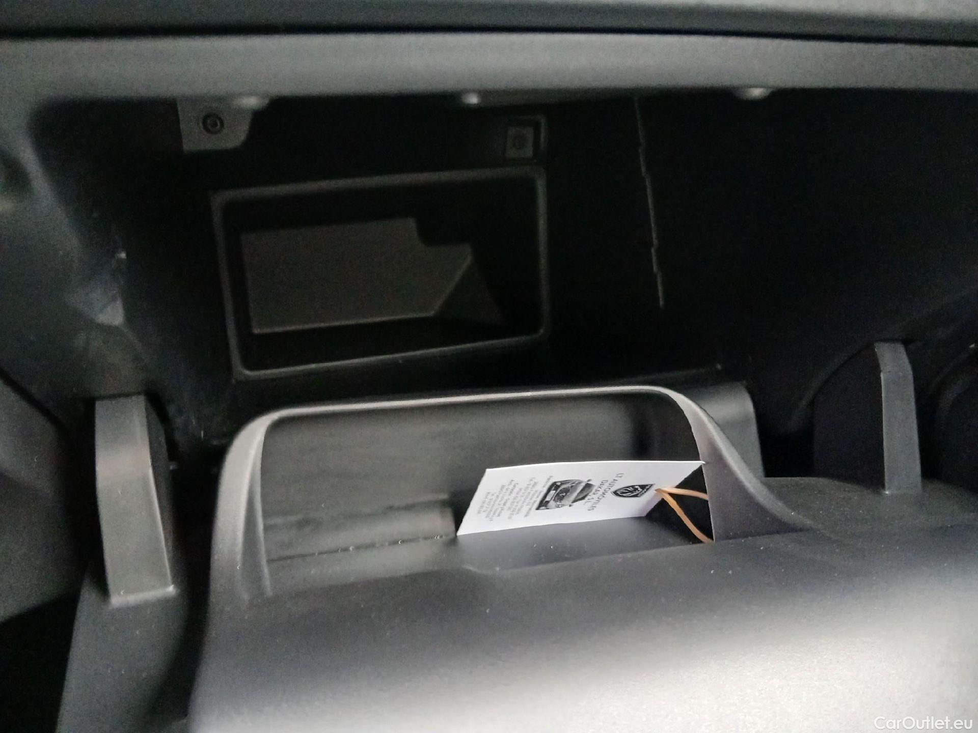  Peugeot  2008 PEUGEOT  / 2019 / 5P / todoterreno GT Line Puretech 130 S&S BVM6 #2