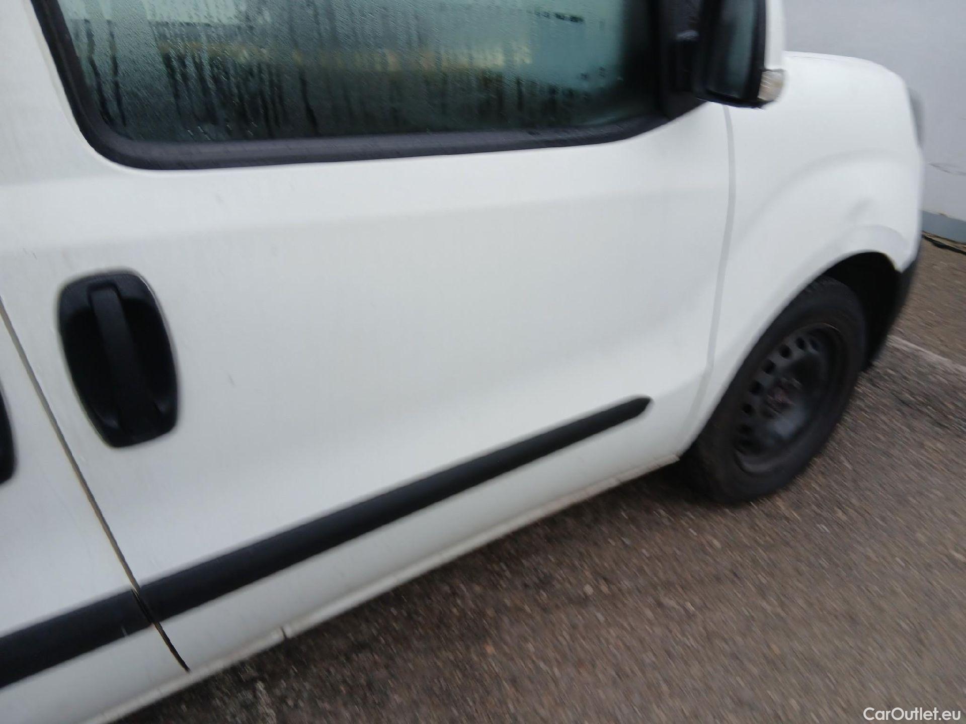  Fiat  Doblo FIAT Doblò Cargo/2015/4P/furgón derivado de turismo Cargo SX 1.3 Mjet 70 kW (95 CV) #29