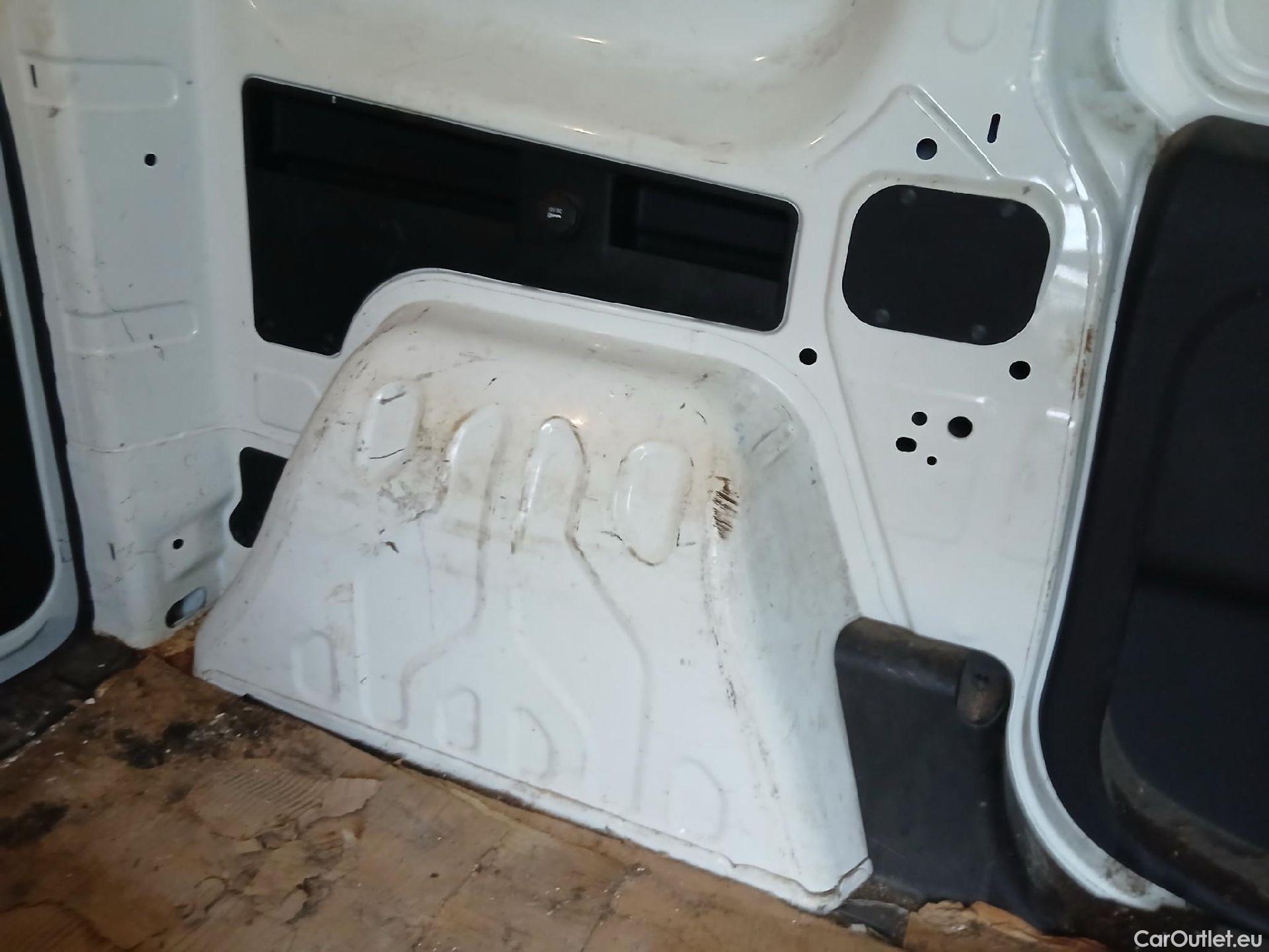  Fiat  Doblo FIAT Doblò Cargo/2015/4P/furgón derivado de turismo Cargo SX 1.3 Mjet 70 kW (95 CV) #41