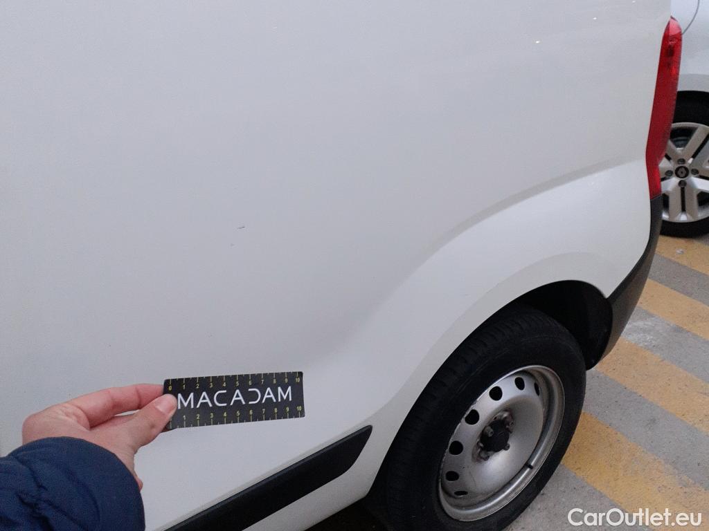  Fiat  Fiorino FIAT  / 2016 / 3P / furgón derivado de turismo Cargo Base 1.4 Natural Power 51kW (70CV) #36