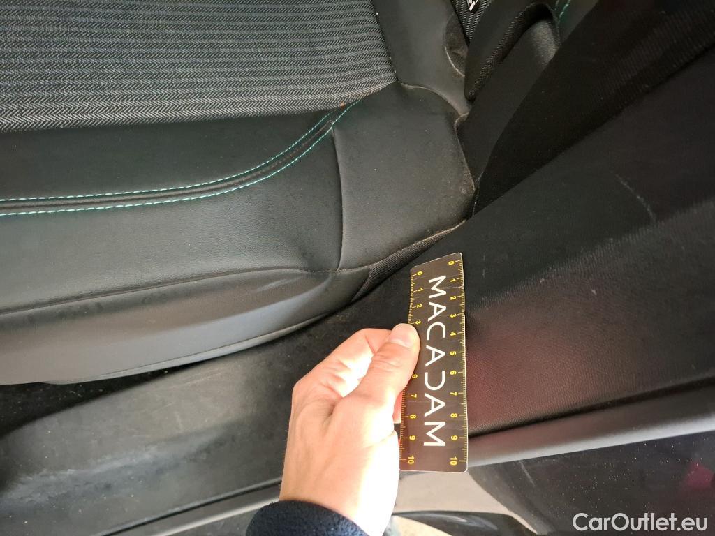  Peugeot  3008 PEUGEOT  / 2020 / 5P / SUV 1.6 HYBRID 225 E-EAT8 Allure Pack #16