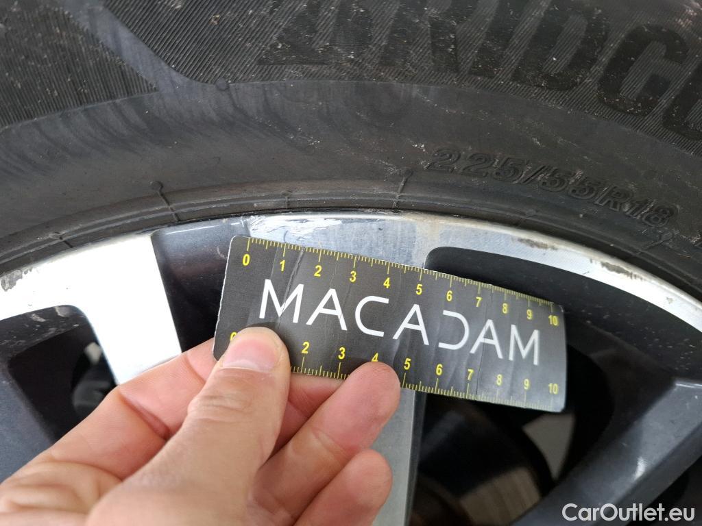  Peugeot  3008 PEUGEOT  / 2020 / 5P / SUV 1.6 HYBRID 225 E-EAT8 Allure Pack #29