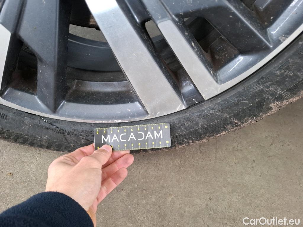  Peugeot  3008 PEUGEOT  / 2020 / 5P / SUV 1.6 HYBRID 225 E-EAT8 Allure Pack #32