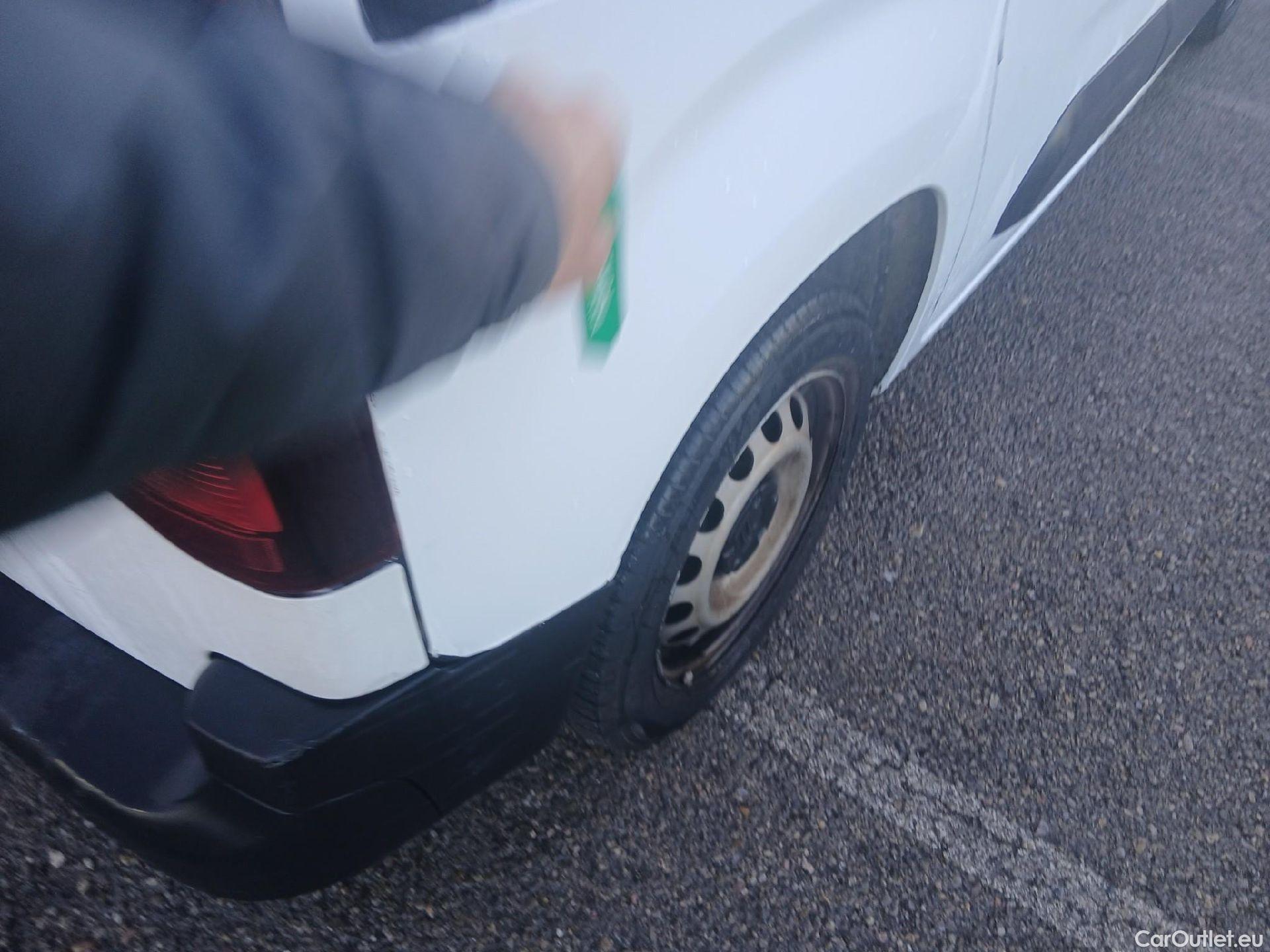  Citroen  Berlingo CITROEN  / 2018 / 4P / combi Talla M BlueHDi 100 S&S LIVE (IND) #15