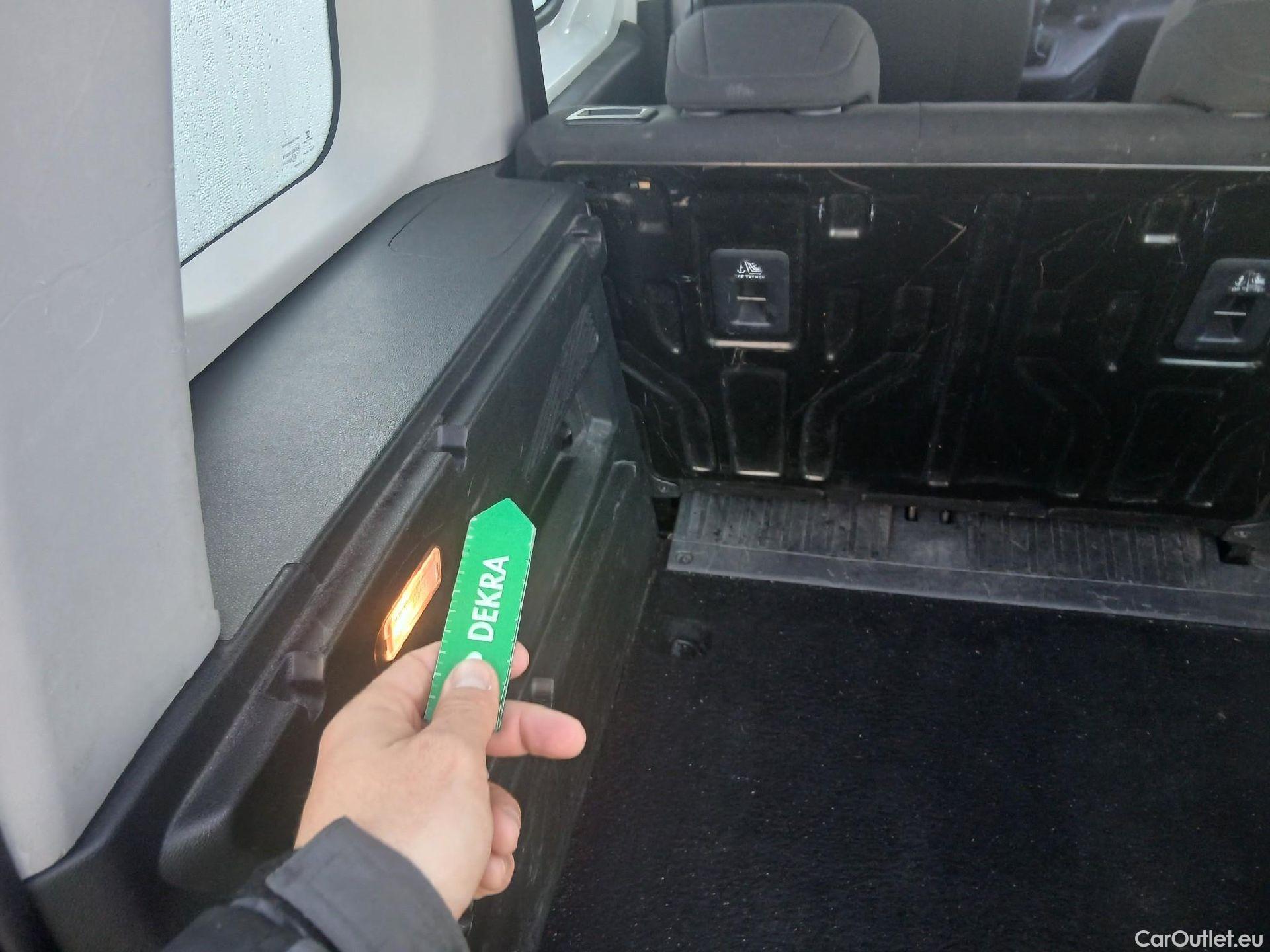  Citroen  Berlingo CITROEN  / 2018 / 4P / combi Talla M BlueHDi 100 S&S LIVE (IND) #29