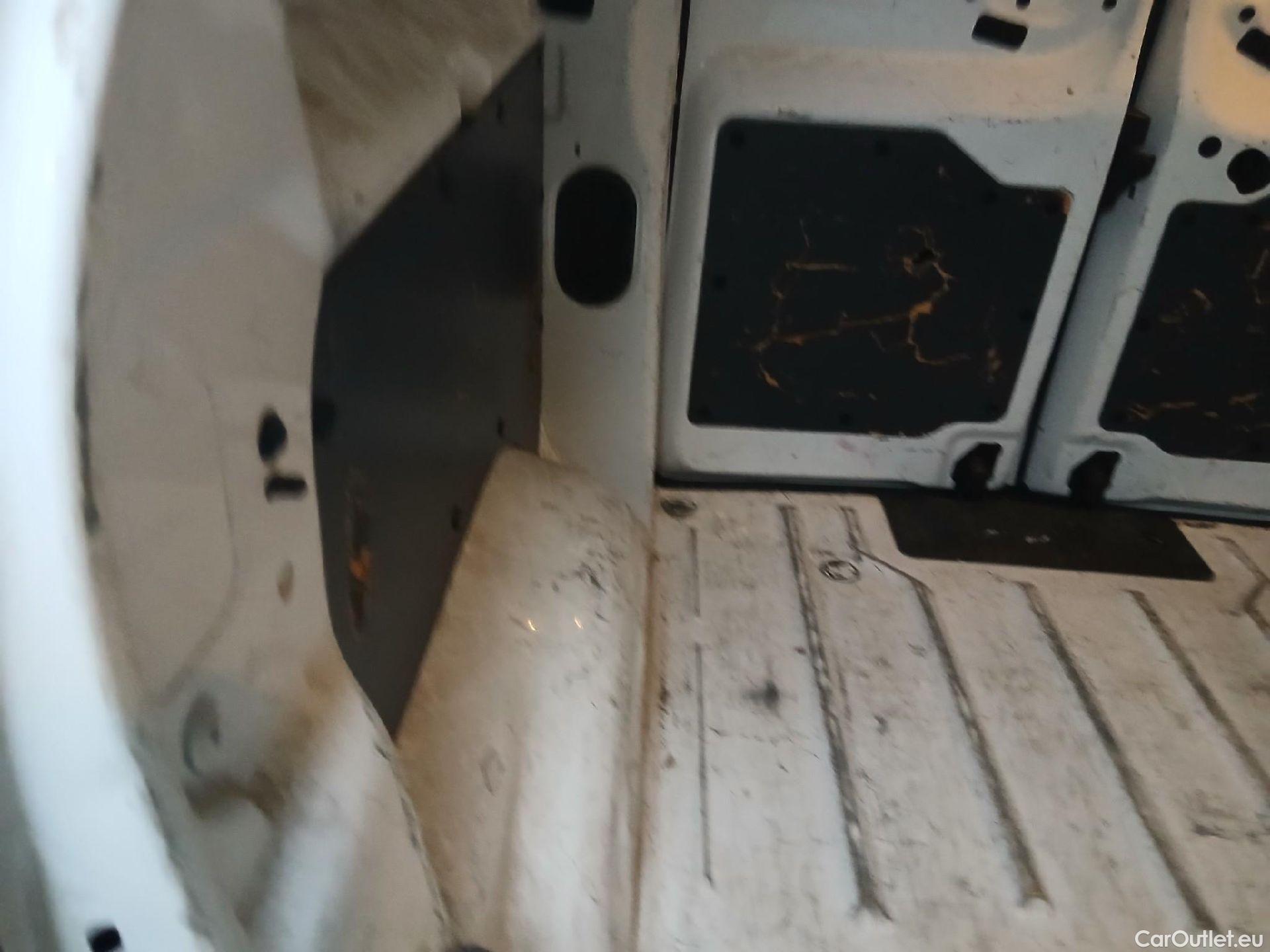  Citroen  Jumpy CITROEN  / 2016 / 4P / furgón Talla M BlueHDi 120 S&S 6v Club (CA) #40