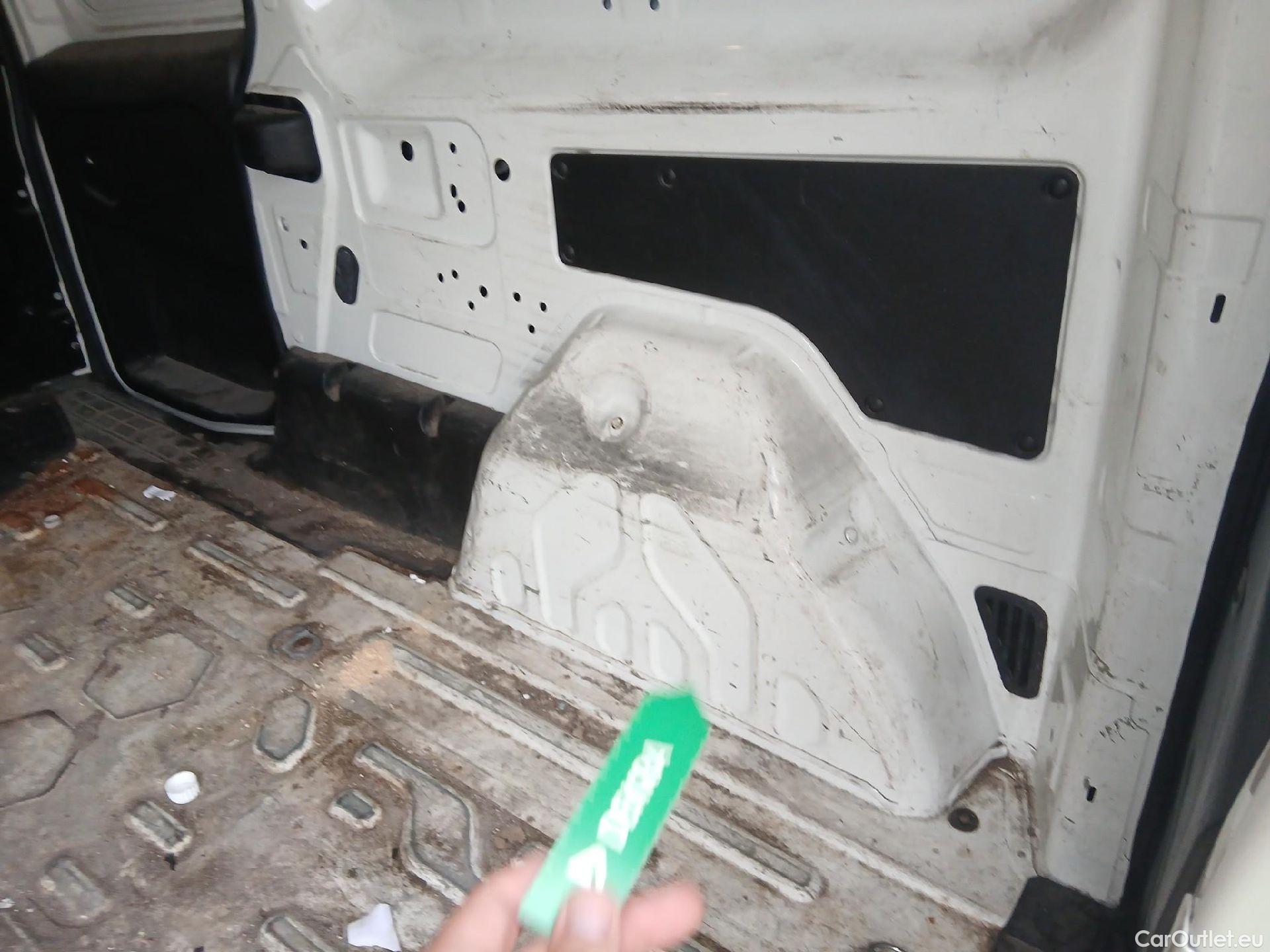  Fiat  Doblo FIAT Doblò Cargo/2015/4P/furgón derivado de turismo Cargo XL Base Plus 1.6 Mjet 78kW (105CV) #45