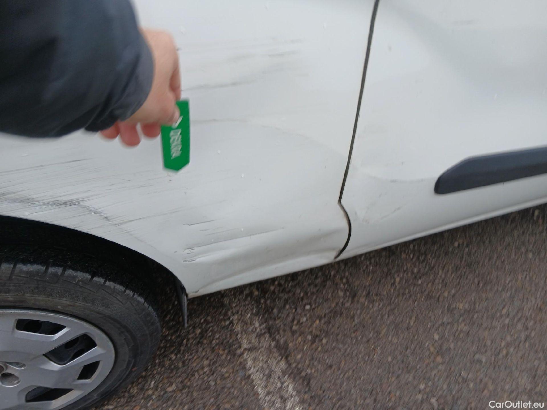  Fiat  Doblo FIAT Doblò Cargo/2015/4P/furgón derivado de turismo Cargo XL Base Plus 1.6 Mjet 78kW (105CV) #32