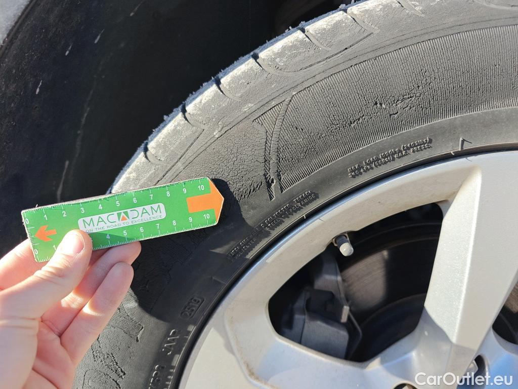  Jaguar  F-PACE JAGUAR  / 2015 / 5P / todoterreno 2.0L i4D 132kW Pure Auto #9