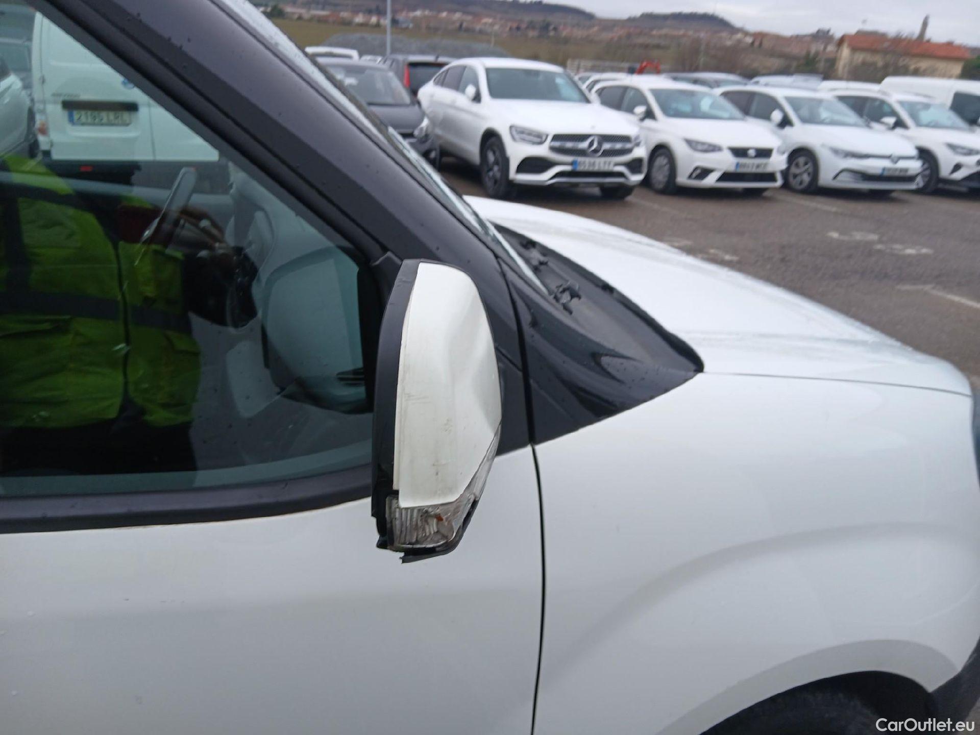  Fiat  Doblo FIAT Doblò Cargo/2015/4P/furgón derivado de turismo Cargo XL Base Plus 1.6 Mjet 78kW (105CV) #38