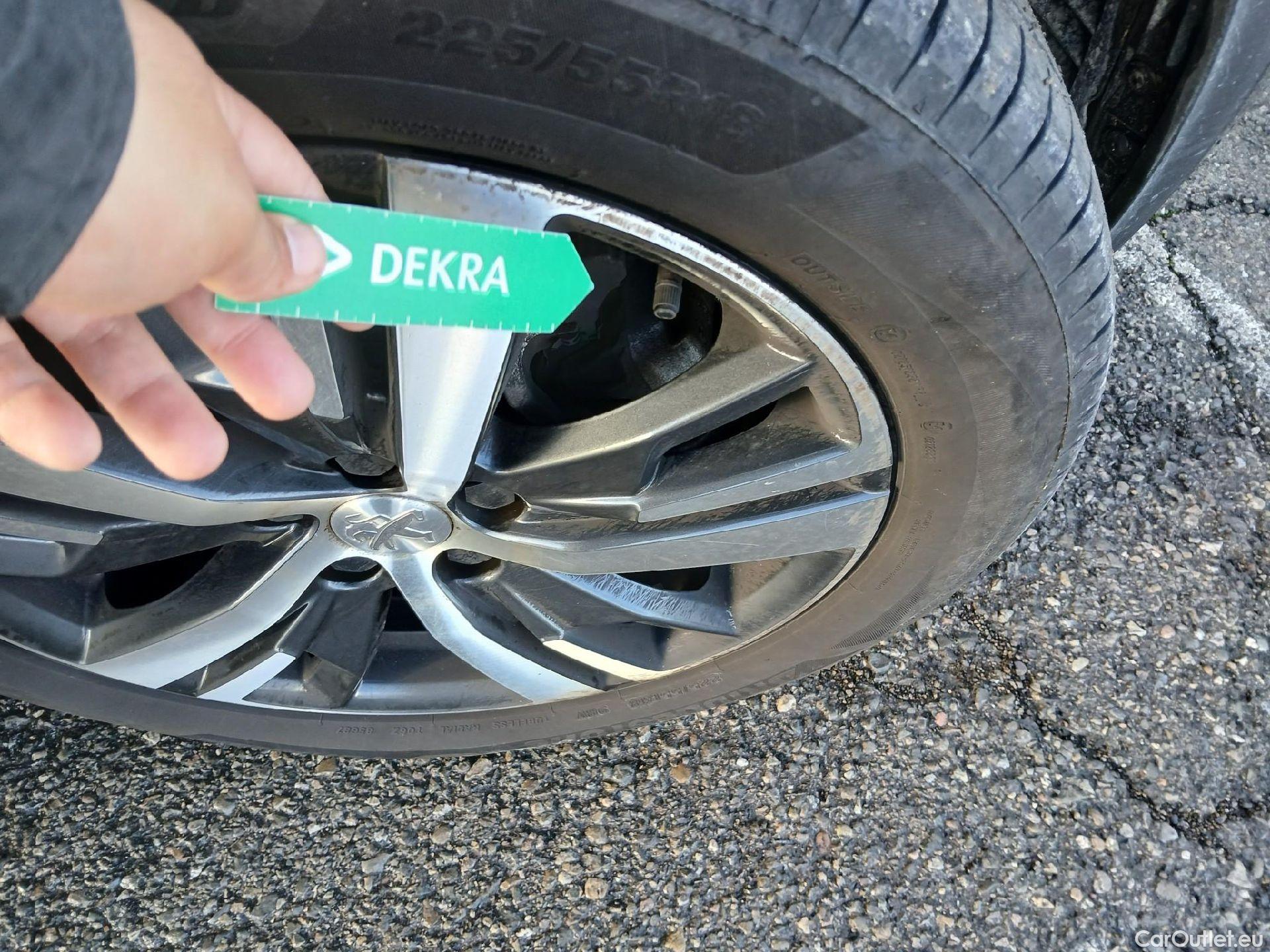  Peugeot  3008 PEUGEOT  / 2020 / 5P / todoterreno 1.2 PureTech 96KW S&S Allure Pack #35