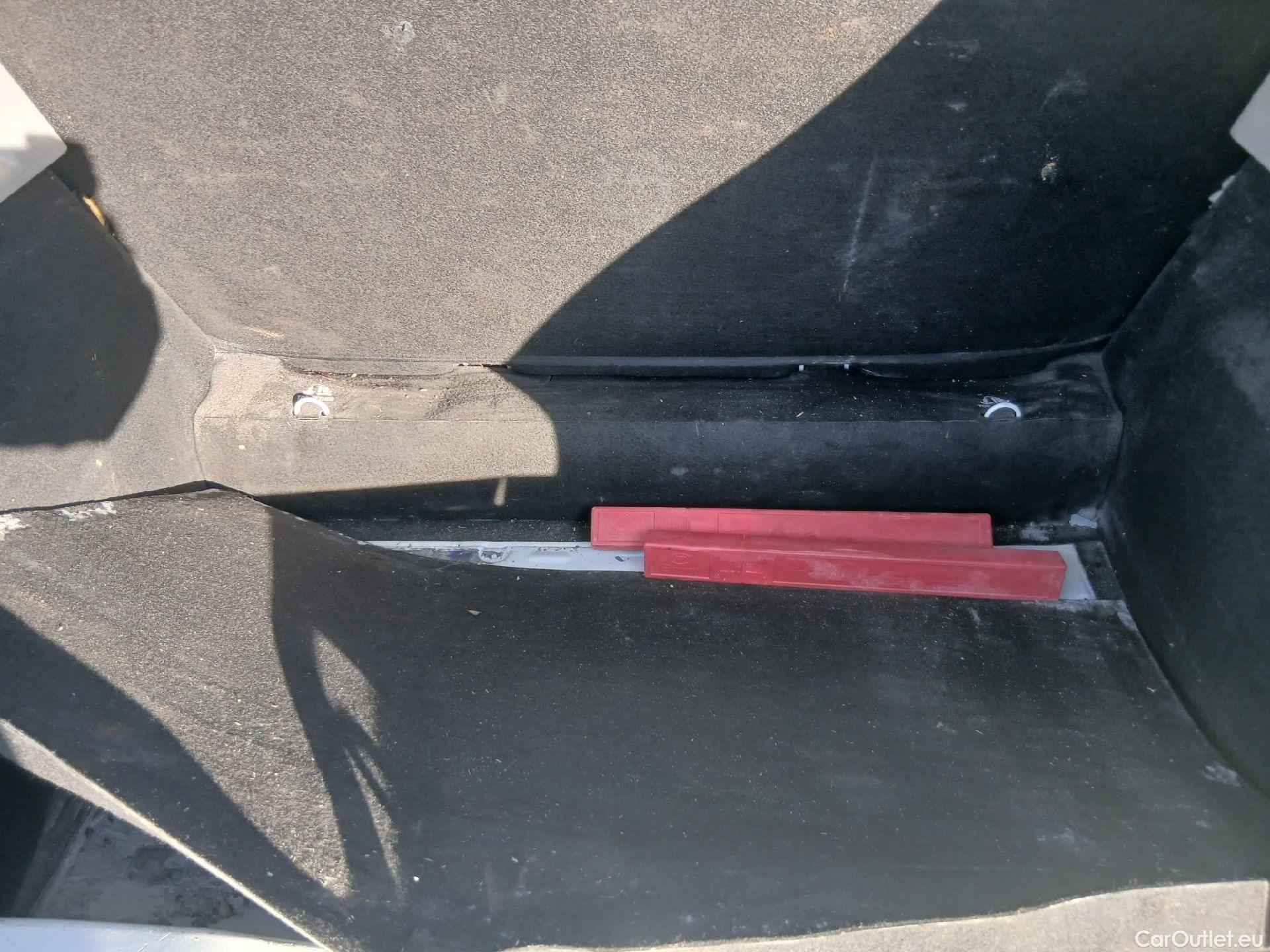  Renault  Zoe RENAULT  / 2013 / 5P / berlina con portón Limited 40 R110 -18 #40