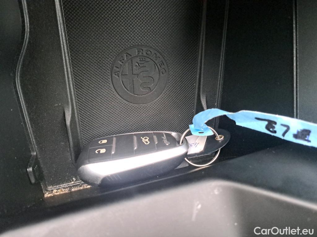  Alfa Romeo  TONALE Alfa Romeo  / 2022 / 5P / todoterreno 1.5 MHEV GASOLINA 130 CV SPRINT FWD #1