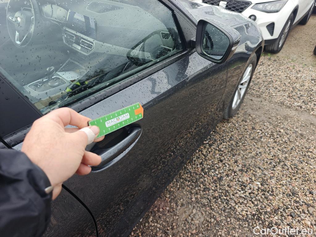  Bmw  Serie 3 BMW  / 2018 / 4P / sedán 318d Auto. #17