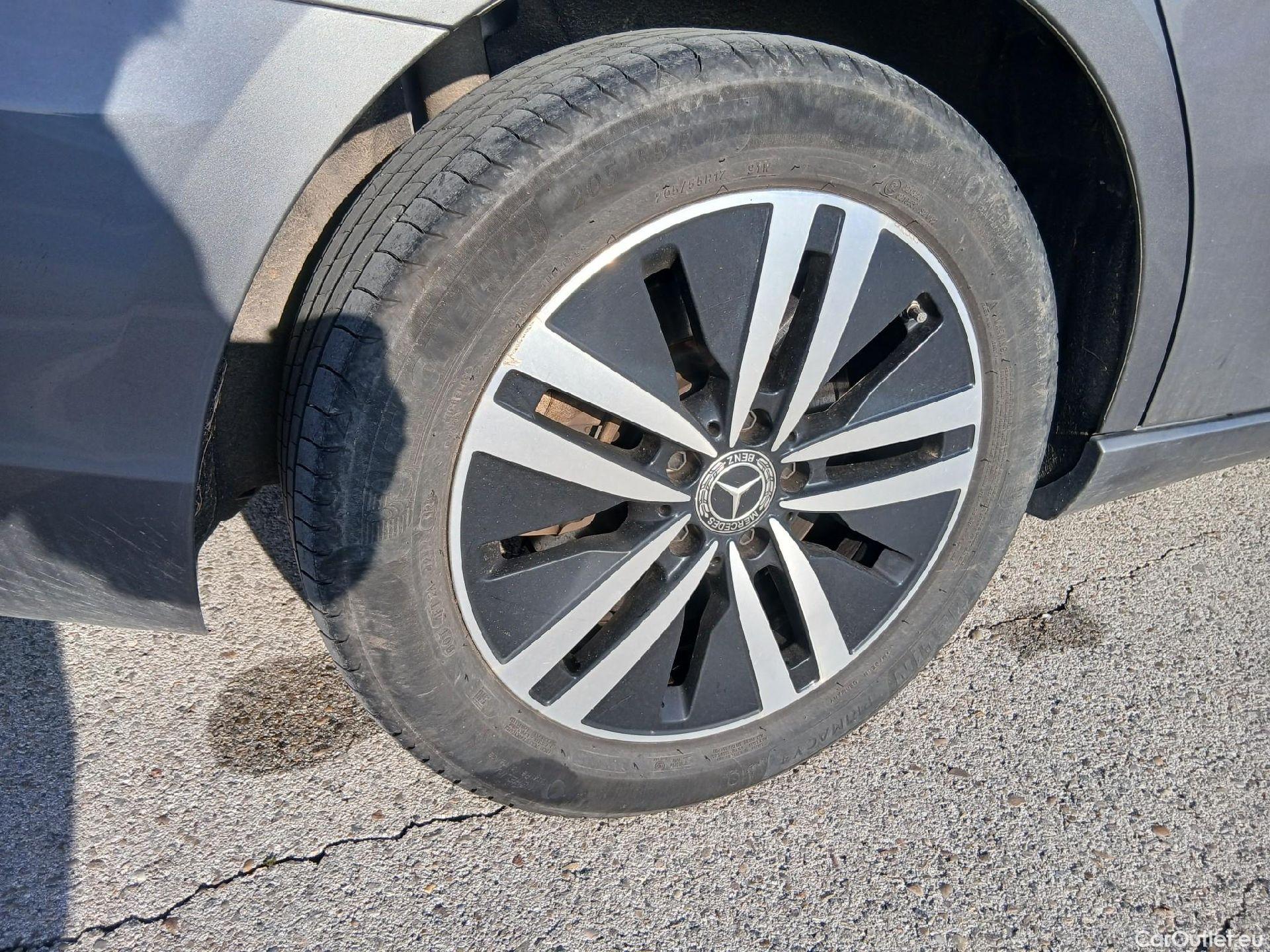  Mercedes  A-Klasse MERCEDES-BENZ Clase A / 2018 / 4P / sedán Sedán A 250 e #39