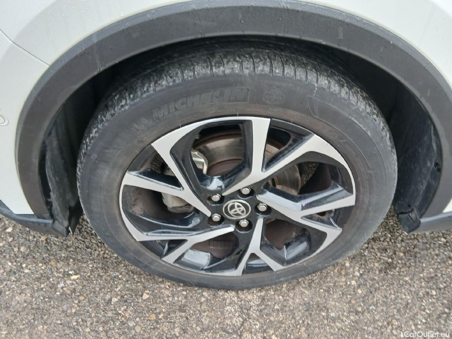  Toyota  C-HR TOYOTA  / 2019 / 5P / todoterreno 2.0 180H Advance #3