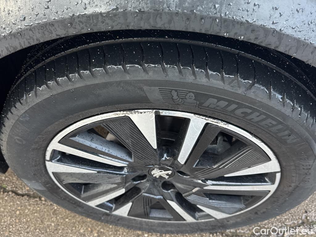  Peugeot  2008 PEUGEOT  / 2019 / 5P / todoterreno GT Pack Puretech 130 S&S EAT8 #3