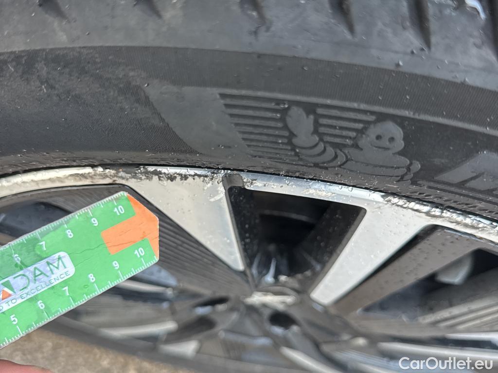  Peugeot  2008 PEUGEOT  / 2019 / 5P / todoterreno GT Pack Puretech 130 S&S EAT8 #4