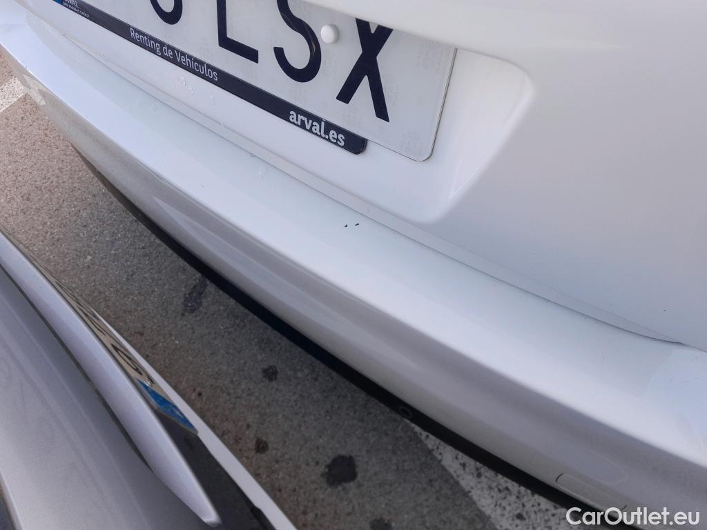  Peugeot  308 PEUGEOT  / 2017 / 5P / berlina con portón 5p Style BlueHDi 130 S&S #13