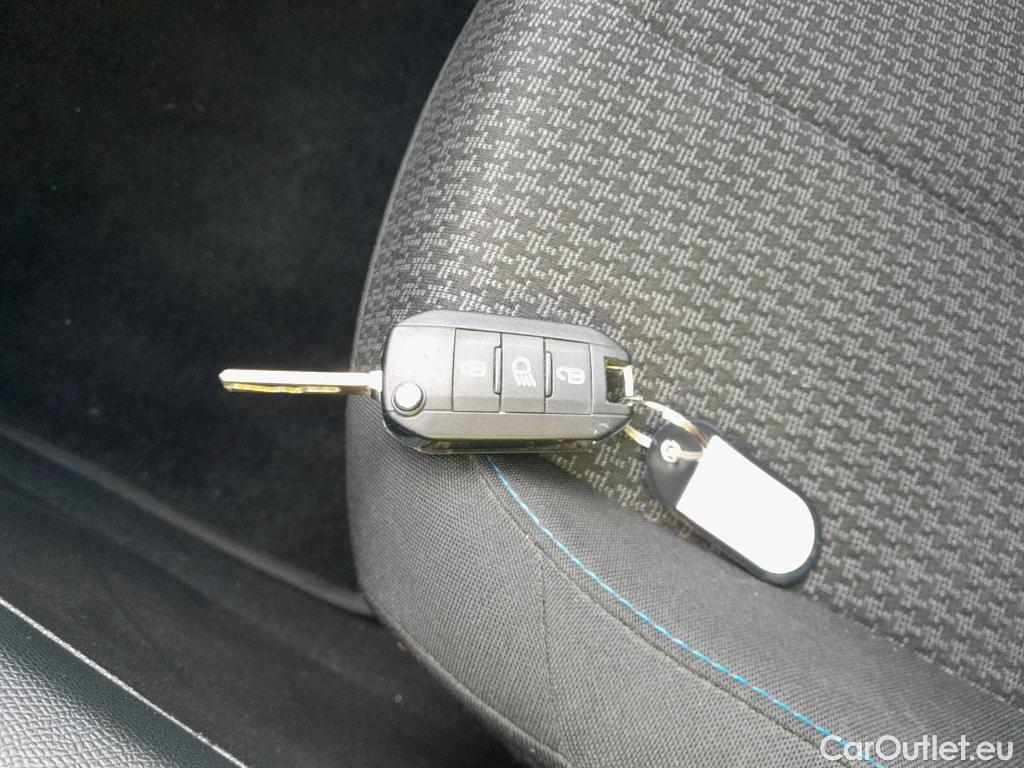  Peugeot  308 PEUGEOT  / 2017 / 5P / berlina con portón 5p Style BlueHDi 130 S&S #4