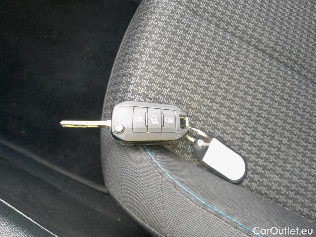  Peugeot  308 PEUGEOT  / 2017 / 5P / berlina con portón 5p Style BlueHDi 130 S&S #3