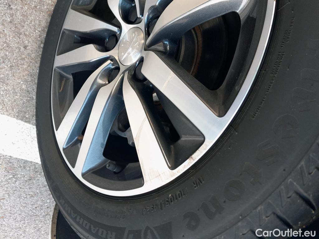  Peugeot  308 PEUGEOT  / 2017 / 5P / berlina con portón 5p Style BlueHDi 130 S&S #5