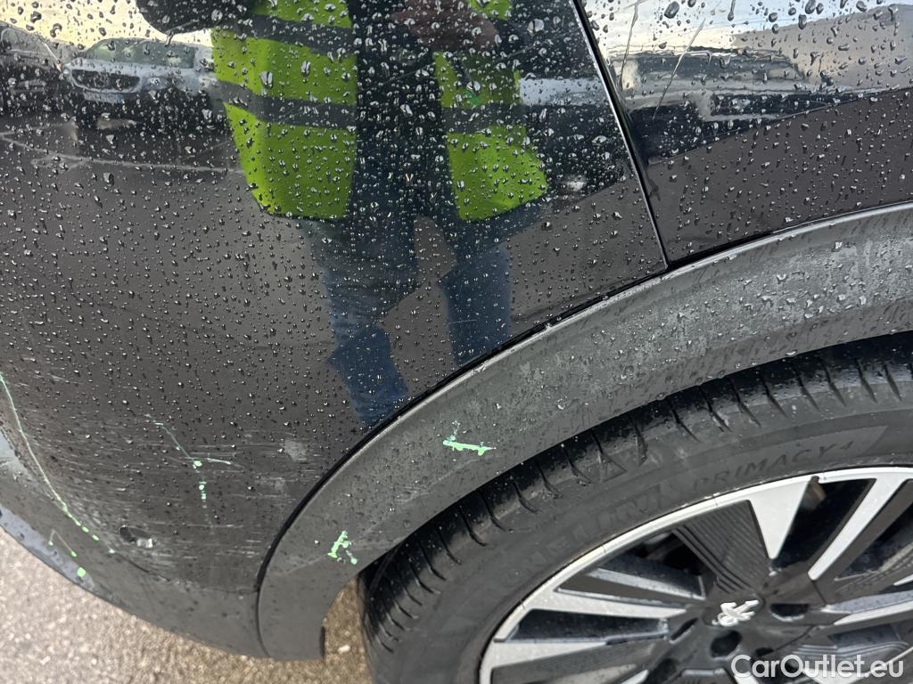  Peugeot  2008 PEUGEOT  / 2019 / 5P / todoterreno GT Pack Puretech 130 S&S EAT8 #56