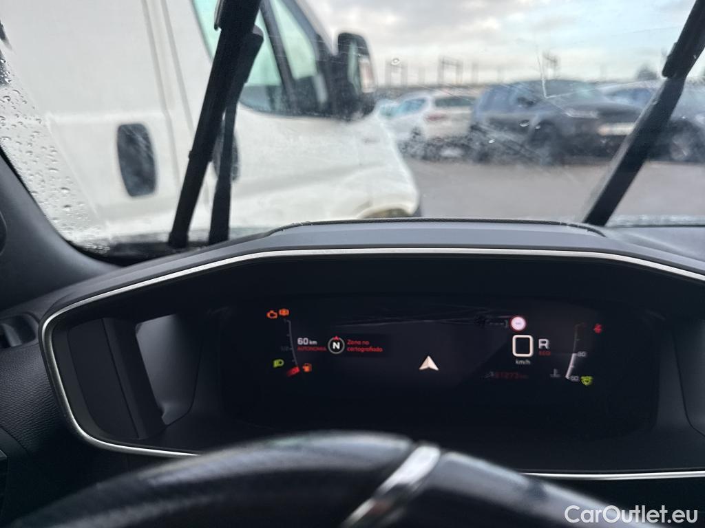  Peugeot  2008 PEUGEOT  / 2019 / 5P / todoterreno GT Pack Puretech 130 S&S EAT8 #64