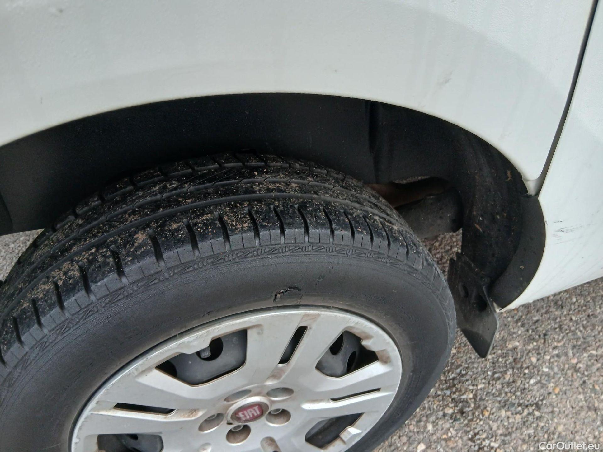  Fiat  Doblo FIAT Doblò Cargo/2015/4P/furgón derivado de turismo Cargo SX 1.3 Mjet 70 kW (95 CV) #25