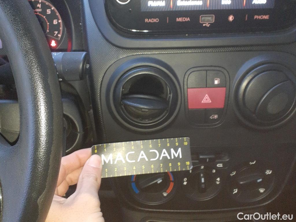  Fiat  Fiorino FIAT  / 2016 / 3P / furgón derivado de turismo Cargo Base 1.4 Natural Power 51kW (70CV) #22