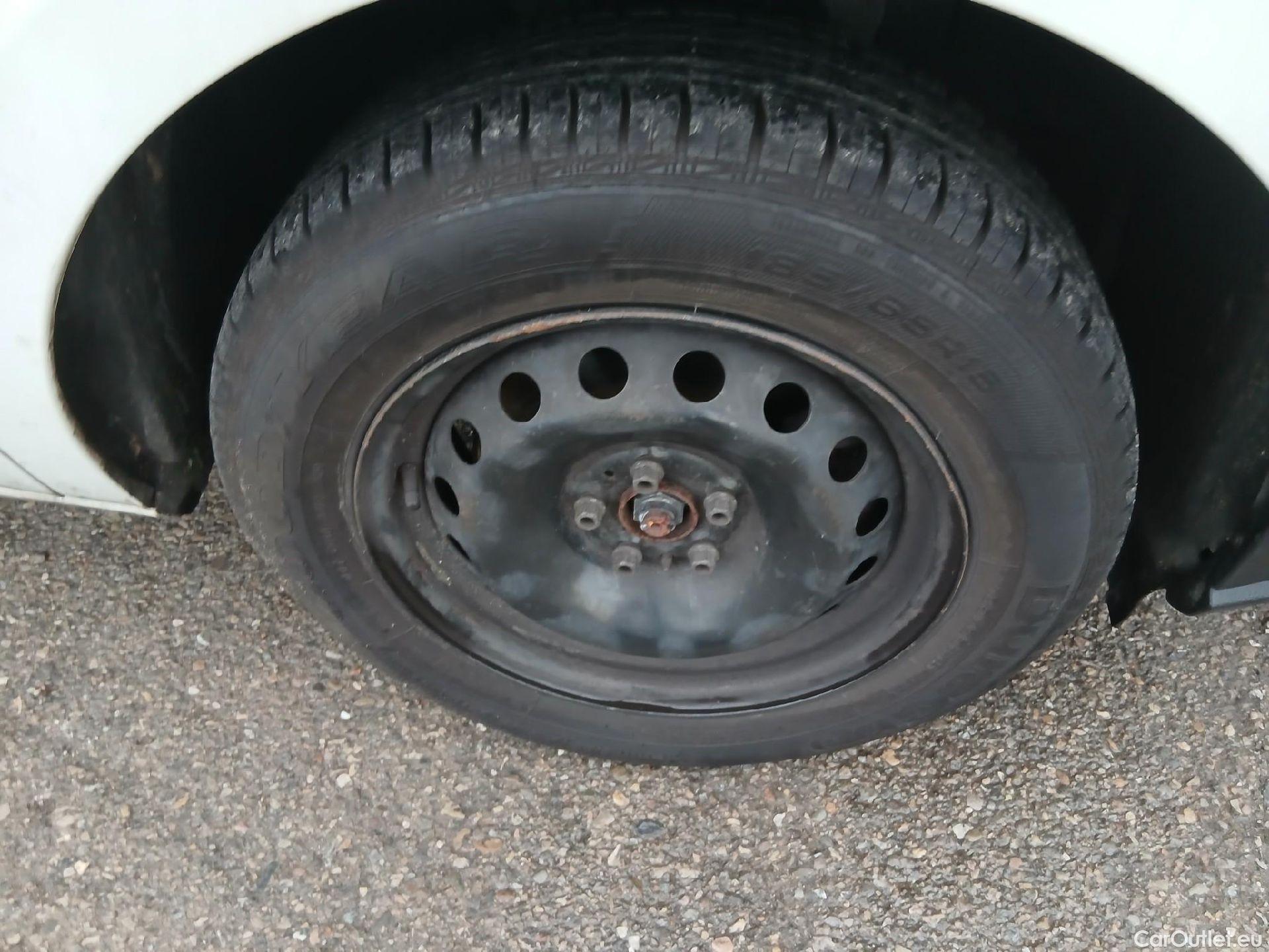  Fiat  Doblo FIAT Doblò Cargo/2015/4P/furgón derivado de turismo Cargo SX 1.3 Mjet 70 kW (95 CV) #34