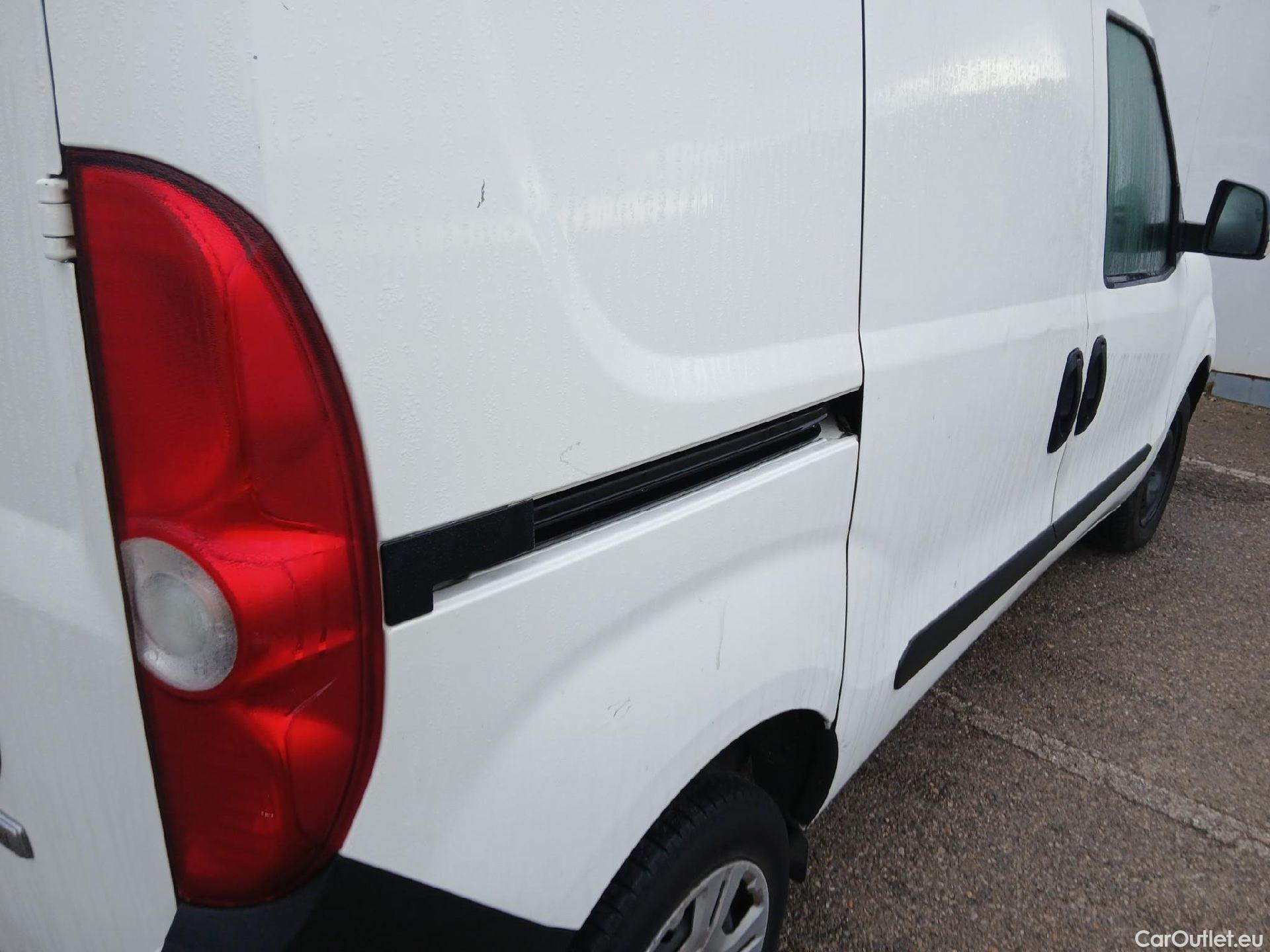  Fiat  Doblo FIAT Doblò Cargo/2015/4P/furgón derivado de turismo Cargo SX 1.3 Mjet 70 kW (95 CV) #24