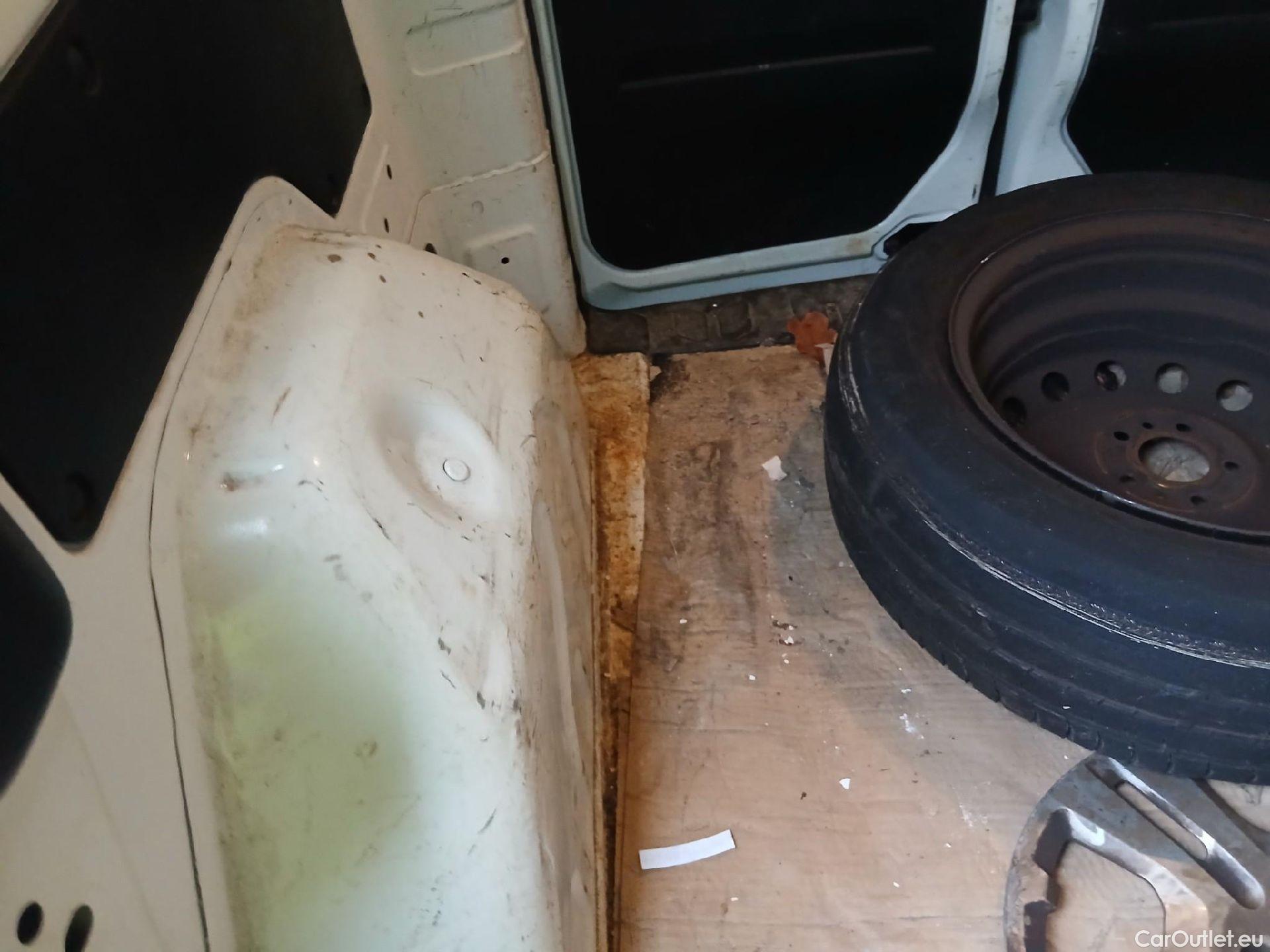  Fiat  Doblo FIAT Doblò Cargo/2015/4P/furgón derivado de turismo Cargo SX 1.3 Mjet 70 kW (95 CV) #40