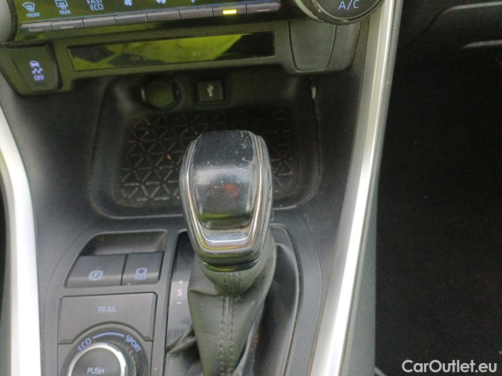  Toyota  RAV4 TOYOTA  / 2018 / 5P / todoterreno 2.5l 220H Advance 4WD #17