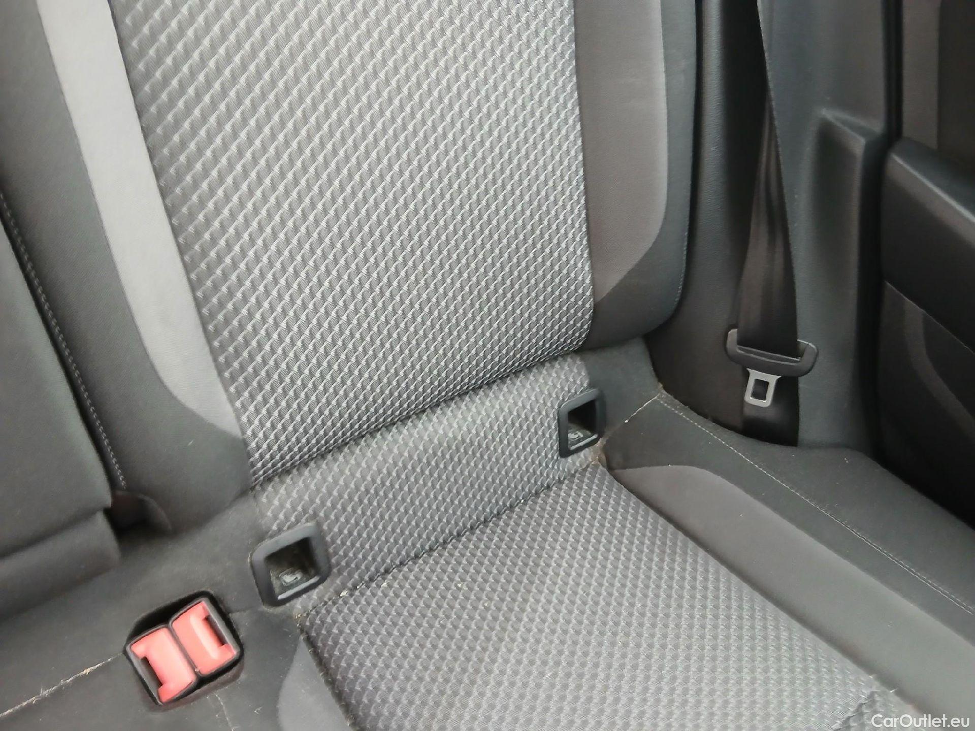  Volkswagen  Passat VOLKSWAGEN  / 2019 / 5P / familiar Variant Business 2.0 TDI 110kW #31