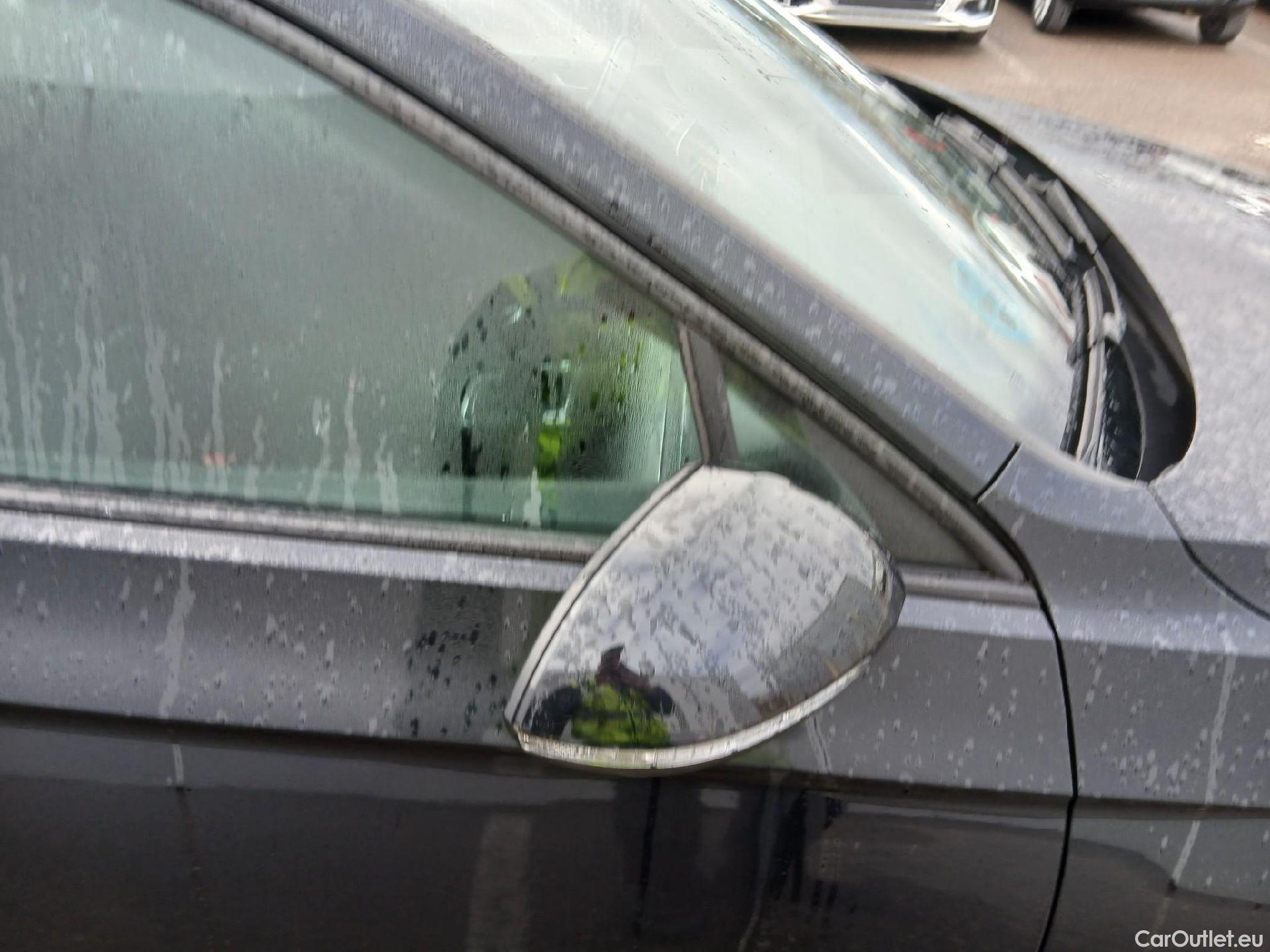  Volkswagen  Passat VOLKSWAGEN  / 2019 / 5P / familiar Variant Business 2.0 TDI 110kW #25