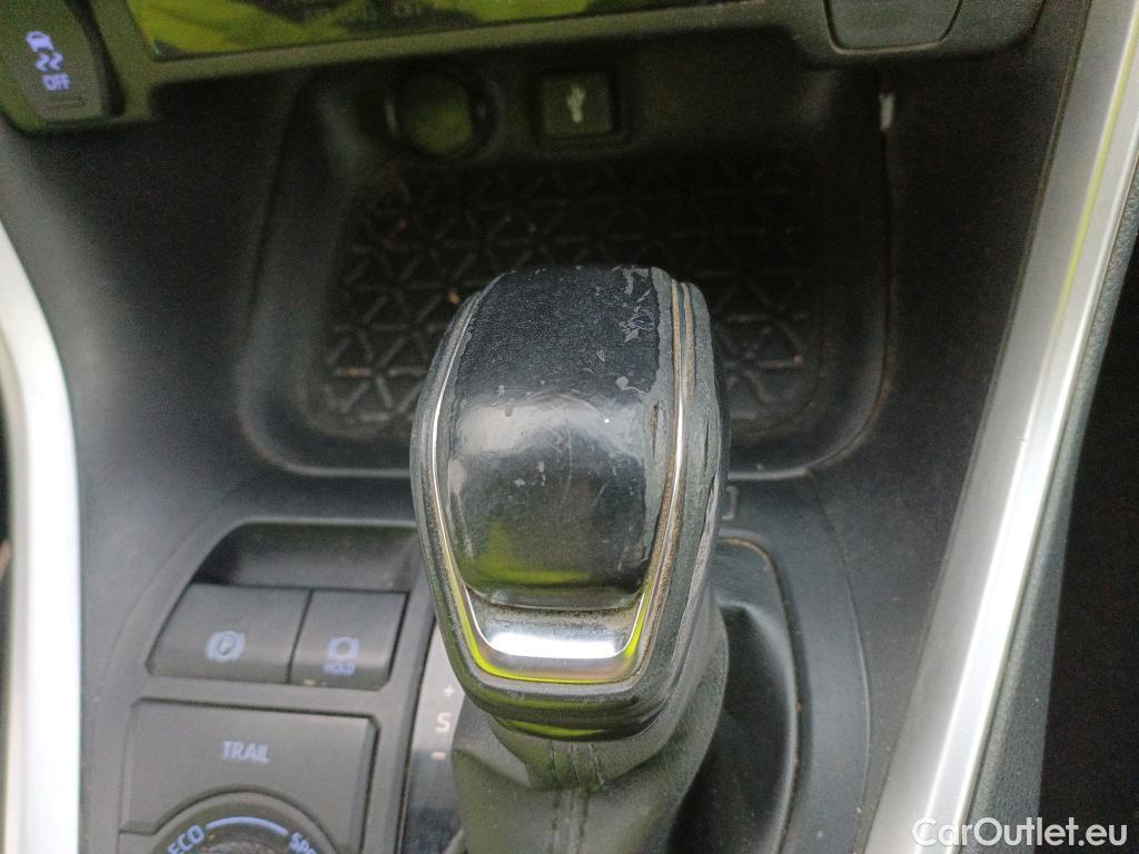  Toyota  RAV4 TOYOTA  / 2018 / 5P / todoterreno 2.5l 220H Advance 4WD #18