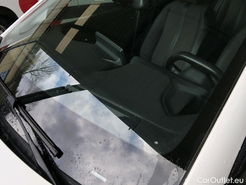  Peugeot  208 PEUGEOT  / 2019 / 5P / berlina con portón BlueHDi 73kW (100CV) Allure #1