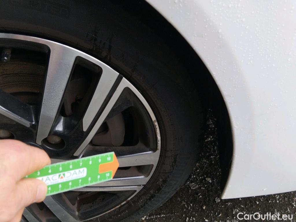  Peugeot  208 PEUGEOT  / 2019 / 5P / berlina con portón BlueHDi 73kW (100CV) Allure #6