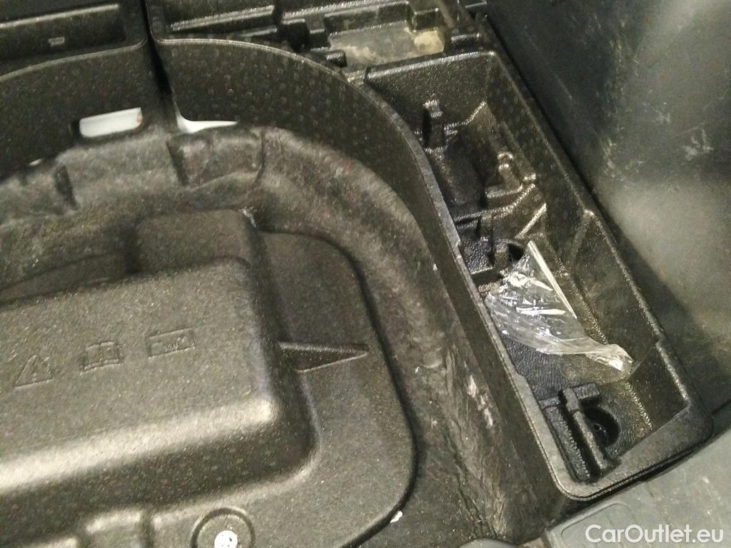  Ford  Kuga FORD  / 2019 / 5P / todoterreno Titanium 2.5 Duratec FHEV 140kW Auto #3