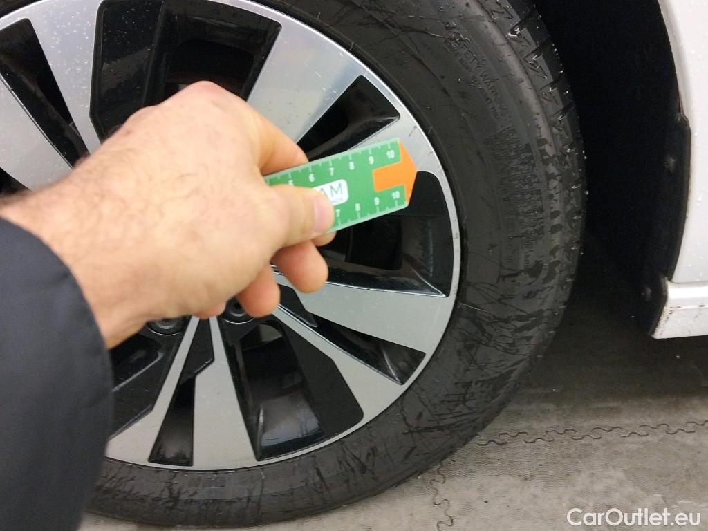  Volkswagen  Polo VOLKSWAGEN  / 2017 / 5P / berlina con portón Advance 1.0 TSI 70kW (95CV) #2