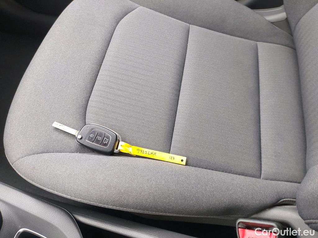  Hyundai   Ioniq HYUNDAI / 2019 / 5P / berlina con portón 1.6 GDI HEV Klass DCT #2